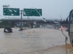 banjir-di-pintu-keluar-tol-cibatu_20160214_160112.jpg