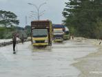 banjir-di-ruas-cikarang-tol-jakarta-cikampek_20160215_115724.jpg