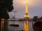 banjir-di-sekitar-menara-eiffel-paris-perancis_20160605_211404.jpg