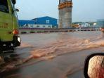 banjir-di-tol-bekasi.jpg