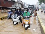 banjir-genangi-kawasan-jatinegara-barat_20190426_191736.jpg