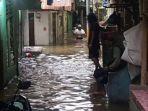 banjir-kebon-pala-belum-ngungsi.jpg