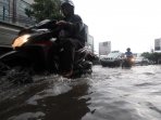 banjir-landa-kemang_20161004_202122.jpg