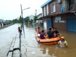 banjir-landa-tangerang-selatan_20200101_201653.jpg