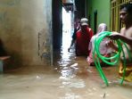 banjir-masih-menggenangi-di-kawasan-kebon-pala-tanah-rendah_20170216_204215.jpg