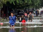 banjir-melumpuhkan-akses-jalan-kartini_20200102_211407.jpg