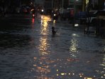 banjir-menggenangi-kawasan-pasar-bawah-pekanbaru_20160511_114906.jpg