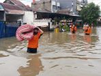 banjir-petugas-bpbd-evakuasi-warga-villa-tomang-baru_20210222_105424.jpg