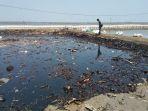 banjir-rob-air-laut-dan-oil-spill-di-karawang.jpg