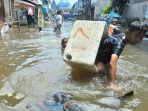 banjir-rob-masih-genangi-muara-angke_20211208_184823.jpg