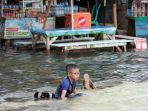 banjir-rob-rendam-dermaga-kali-adem_20210101_180317.jpg