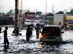 banjir-rob-terjang-semarang_20160609_235918.jpg