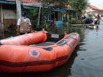 banjir-rob-yang-dipicu-oleh-air-laut-pasang-menggenangi-sedikitnya-187.jpg