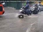 banjir-setinggi-40-cm-di-jalan-cihanjuang-cimahi-airnya-mengalir-seperti-di-sungai_20171111_192123.jpg