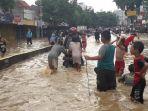 banjir-yang-merendam-jalan-jatinegara-barat-raya.jpg