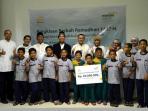 bank-syariah-mandiri-surabaya-santuni-anak-yatim_20160618_150432.jpg