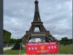 banner-dari-fans-liverpool-di-menara-eiffel.jpg
