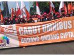 banner-tuntutan-buruh-pada-aksi-demontrasi-cabut-cipta-kerja.jpg