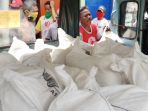 bansos-dki-beras-25-kg-untuk-terdampak-covid-19_20200608_121220.jpg