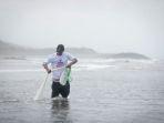 bantuan-jaring-ikan-kepada-nelayan-di-pantai-pasanggarahan.jpg