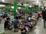 banyak-penjual-bunga-di-pasar-rawa-belo.jpg