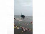 barang-barang-kapal-sembako-jurusan-pontianak-ketapang-berserakan-di-laut.jpg