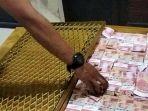 barang-bukti-berupa-peti-yang-di-modifikasi-ada-uang-pecahan-rp-100-ribu.jpg