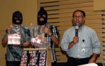 barang-bukti-penangkapan-ketua-dprd-bangkalan_20141203_083641.jpg