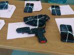barang-bukti-yang-diamankan-polisi-dari-tangan-pelaku-pemerasan-dan-penipuan.jpg