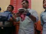 barang-bukti-yang-diamankan-polisi-di-antaranya-pakaian-korban_20161017_164209.jpg