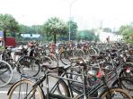 barisan-sepeda-onthel-menandakan-diresmikannya-parkir-sepeda-di-tangcity-mall_20180321_115005.jpg