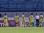 barito-putera-protes-wasit-memberikan-penalti-persija-dimenit_20211105_234839.jpg