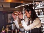 bartender-di-jepang-yang-sedang-meracik-minuman.jpg