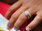 baru-bertunangan-seorang-pria-beri-2-cincin-berlian-karena-sulit-memilih.jpg