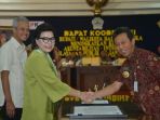 basaria-panjaitan-bersama-bupati-kebumen-mohammad-yahya-fuad_20180123_090858.jpg