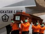 basarnas-angkat-peti-jenazah-korban-airasia-qz8501_20150207_110625.jpg