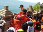 basarnas-evakuasi-korban-jatuh-di-jurang-uluwatu_20170105_101615.jpg
