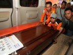 basarnas-sulsel-kembali-temukan-jenazah-korban-airasia-qz8501_20150217_123212.jpg