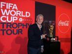 bastian-schweinsteiger-berpose-di-sebelah-trofi-piala-dunia.jpg