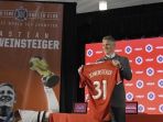 bastian-schweinsteiger-saat-diperkenalkan_20170330_212242.jpg