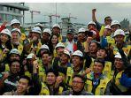 basuki-hadi-mulyono-berfoto-bersama-karyawan-pt-pembangunan-perumahan.jpg