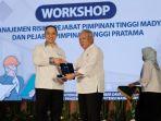 basuki-hadimuljono-memberikan-plakat-kepada-ary-ginanjar.jpg