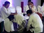 basuki-tjahaja-purnama-ahok-dan-istri-mencium-kaki-buniarti-ningsih_20161220_053458.jpg
