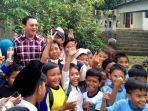 basuki-tjahaja-purnama-ahok-diserbu-ratusan-anak-anak-sekolah-dasar-negeri-06_20170203_211219.jpg