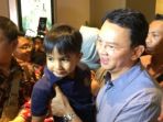 basuki-tjahaja-purnama-atau-ahok-saat-menjadi-rebutan-foto-bersama-warga-di-xxi-mal-kota-kasablanka_20170401_182323.jpg