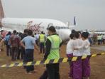 batik-air-tergelincir-pramugari-berpelukan-02_20151107_143808.jpg