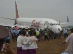 batik-air-tergelincir-pramugari-berpelukan_20151107_143659.jpgbatik-air-tergelincir-pramugari-berpelukan-02_20151107_143808.jpg