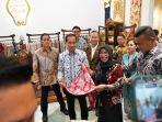 batik-umkm-jokowi.jpg