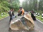 batu-besar-di-tengah-jalan.jpg