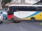 batu-di-tengah-jalan_20160317_181046.jpg<pf>batu-di-tengah-jalan_20160317_180518.jpg
